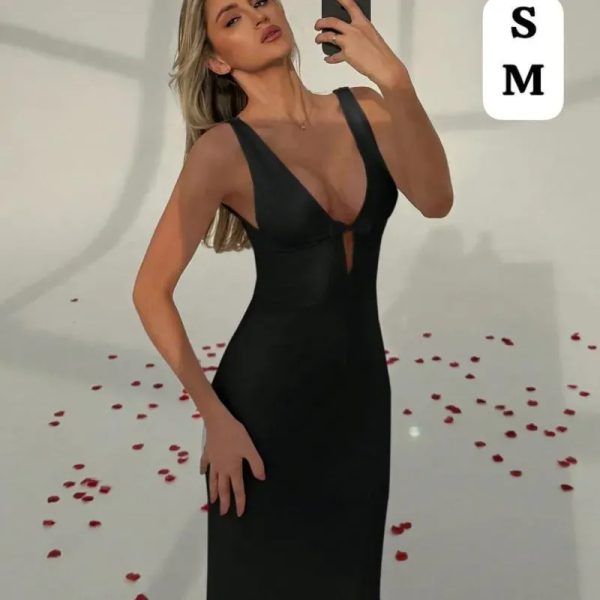  Vestido Black Rose – Elegancia profunda con escote en V y atmósfera romántica