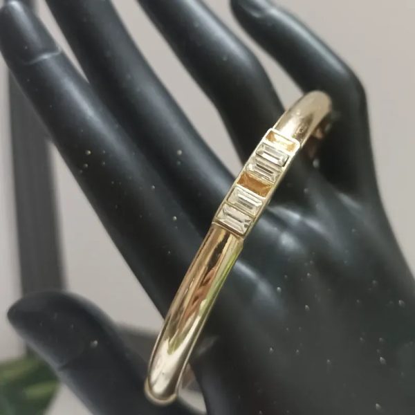Pulso dorado con brillos rectacgulares