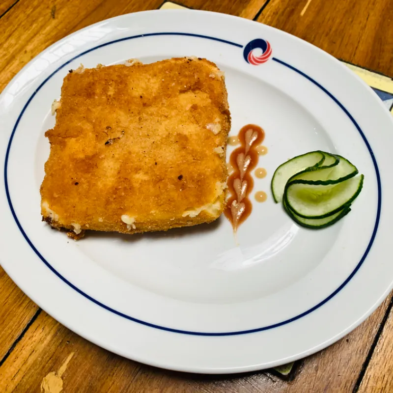 Queso empanado frito