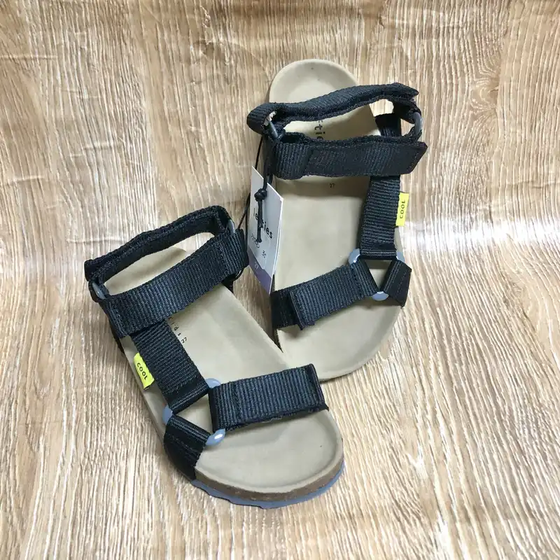 Sandalias color negro y beige