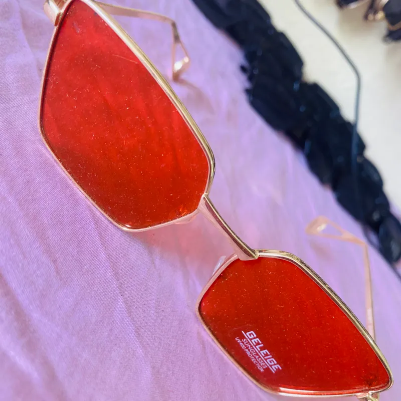 Gafas de sol con lentes de color rojo