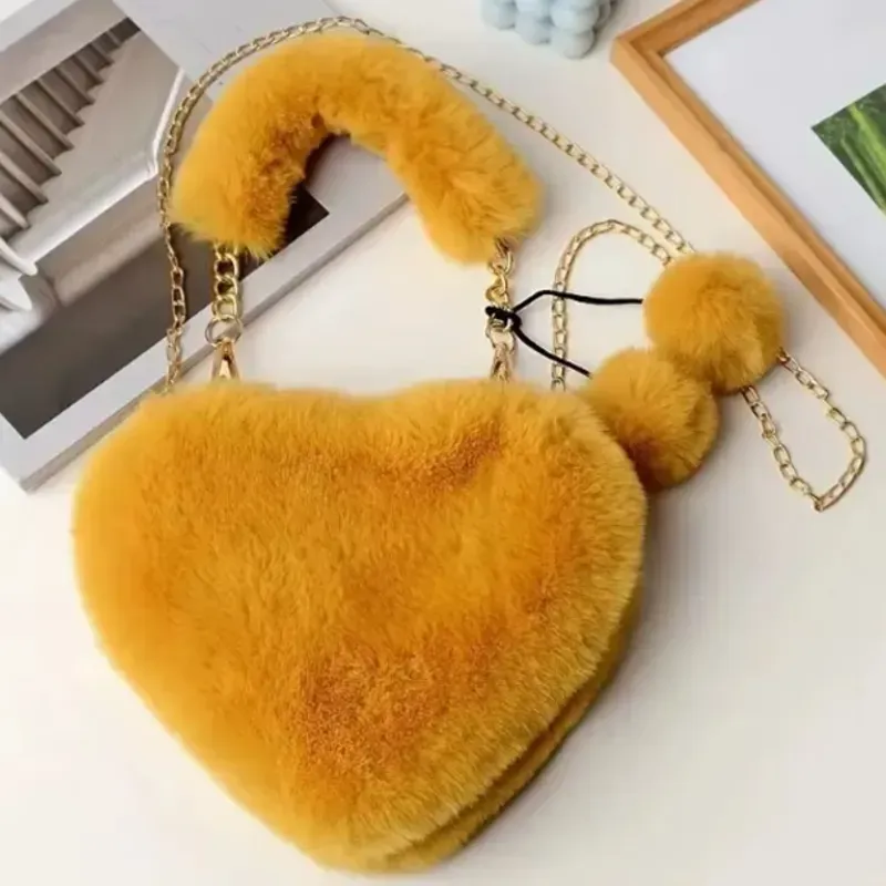 BOLSO DE PELUSA EN FORMA DE CORAZÓN
