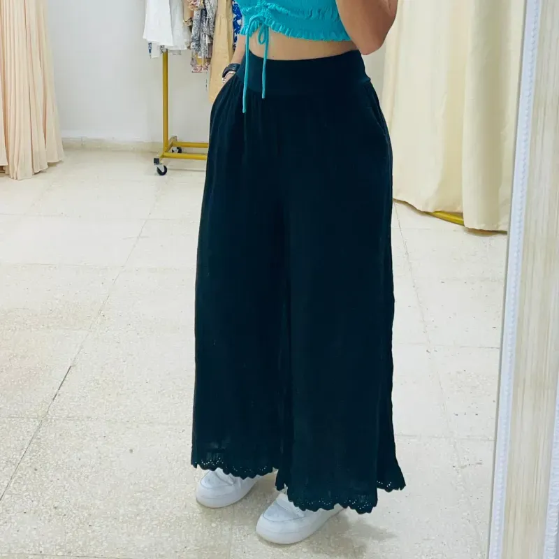 Pantaloneta negra de lino con bordado abajo