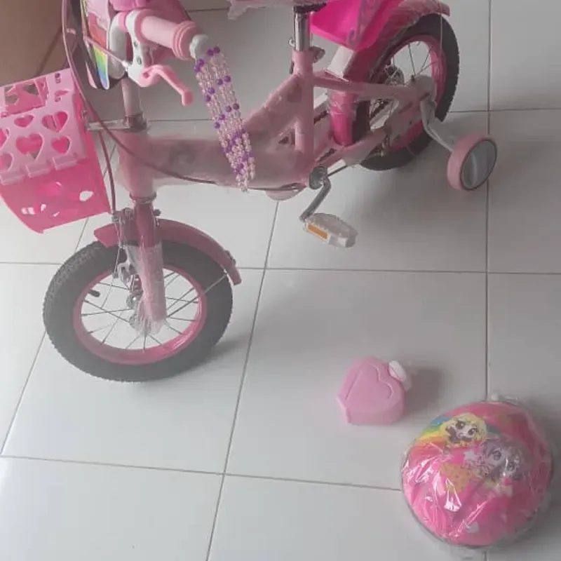 Bicicleta 12 de niña con todos sus accesorios