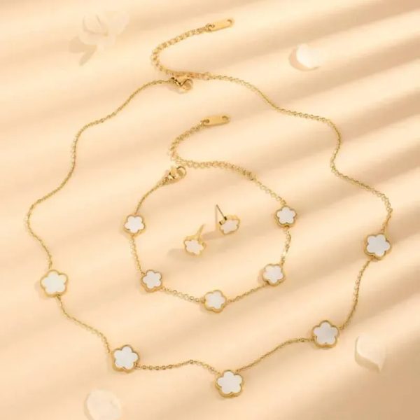  Set Floral Dorado – Delicadeza y armonía en cada pieza
