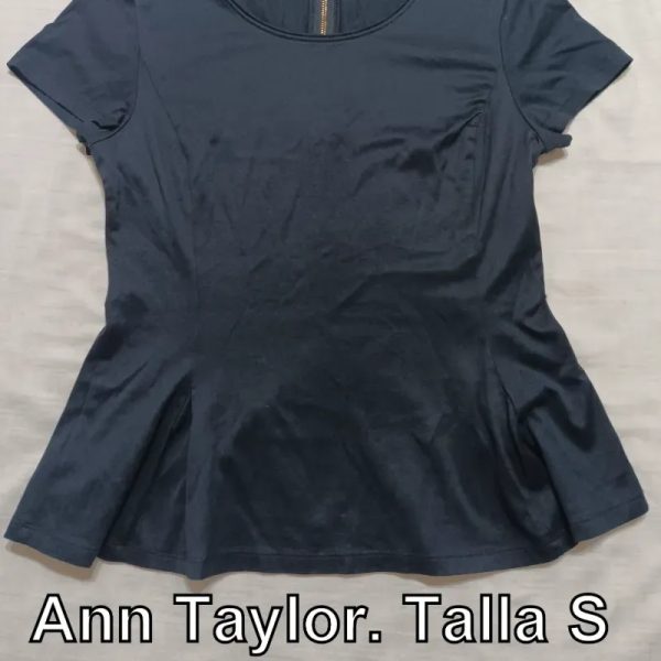 Blusa azul oscuro corte princesa.