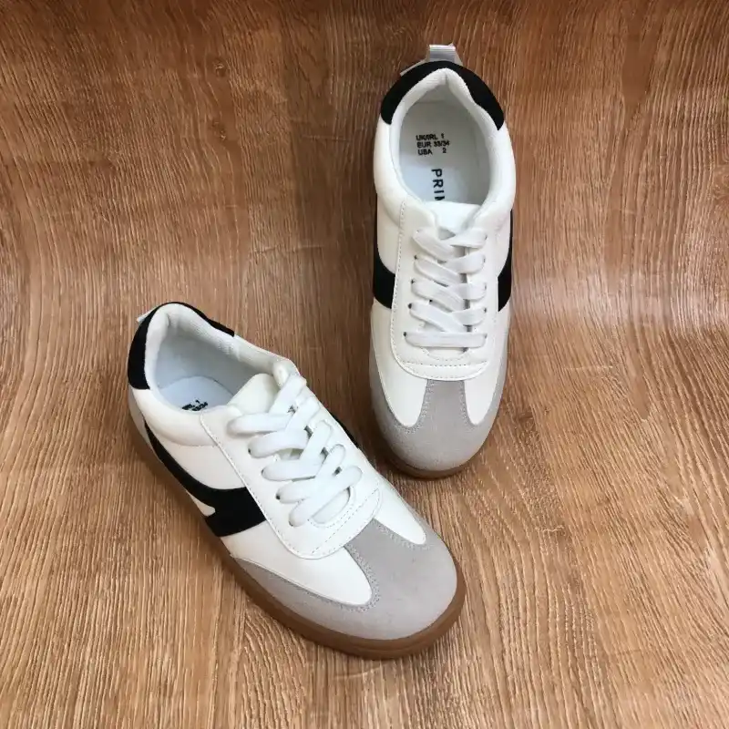 Tenis blancos con parte delantera gris