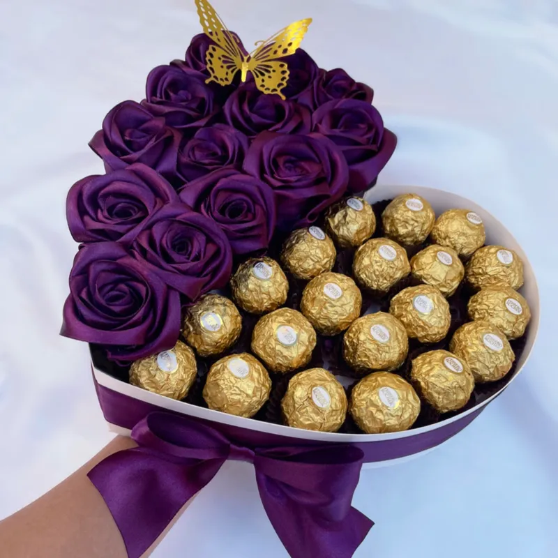 Corazón mediano mitad rosas mitad bombones