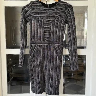 Vestido corto de mangas de brillo