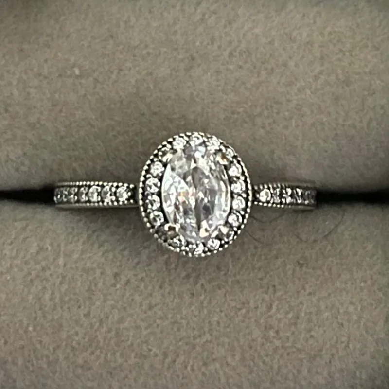 Anillo de piedra blanca ovalada