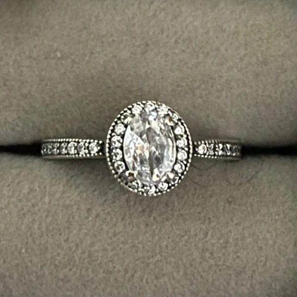 Anillo de piedra blanca ovalada