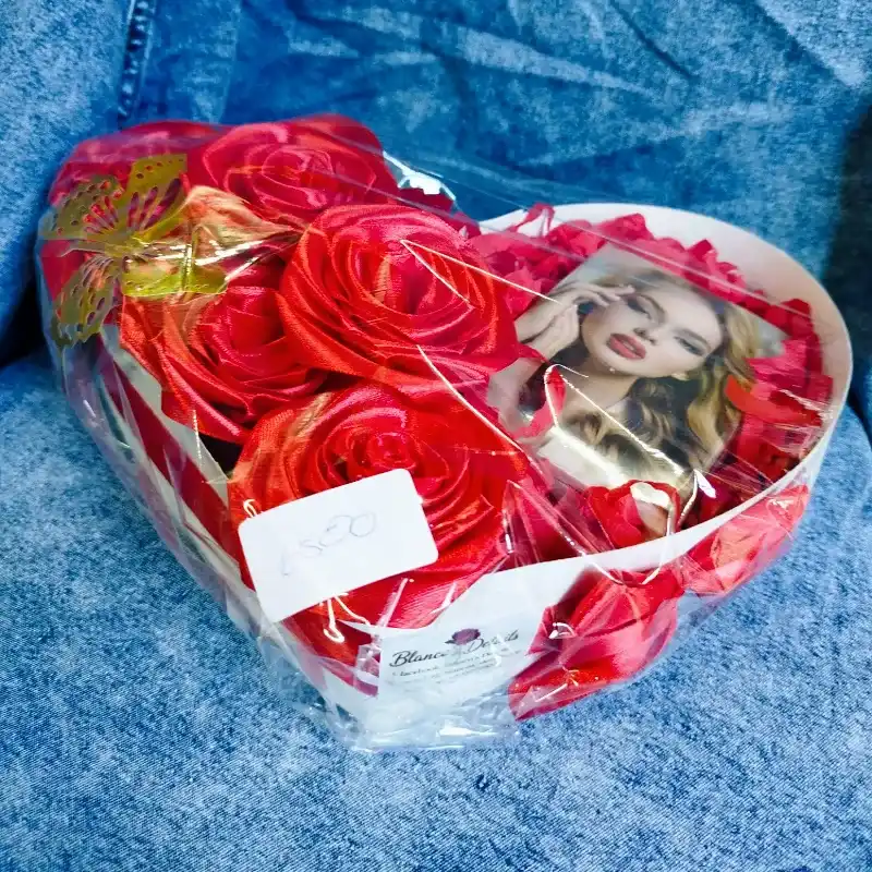 Caja de corazón con 8 rosas eternas y perfume