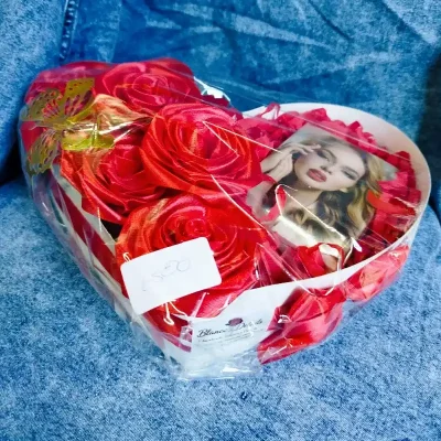 Caja de corazón con 8 rosas eternas y perfume