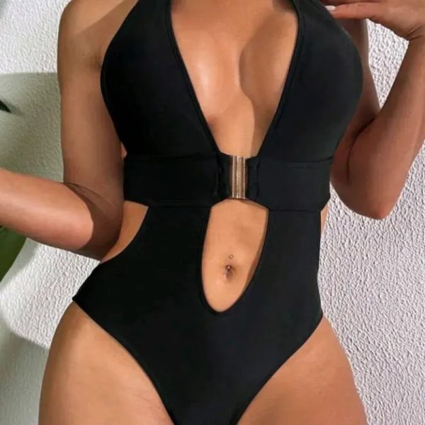Trusa negra con broche el el centro