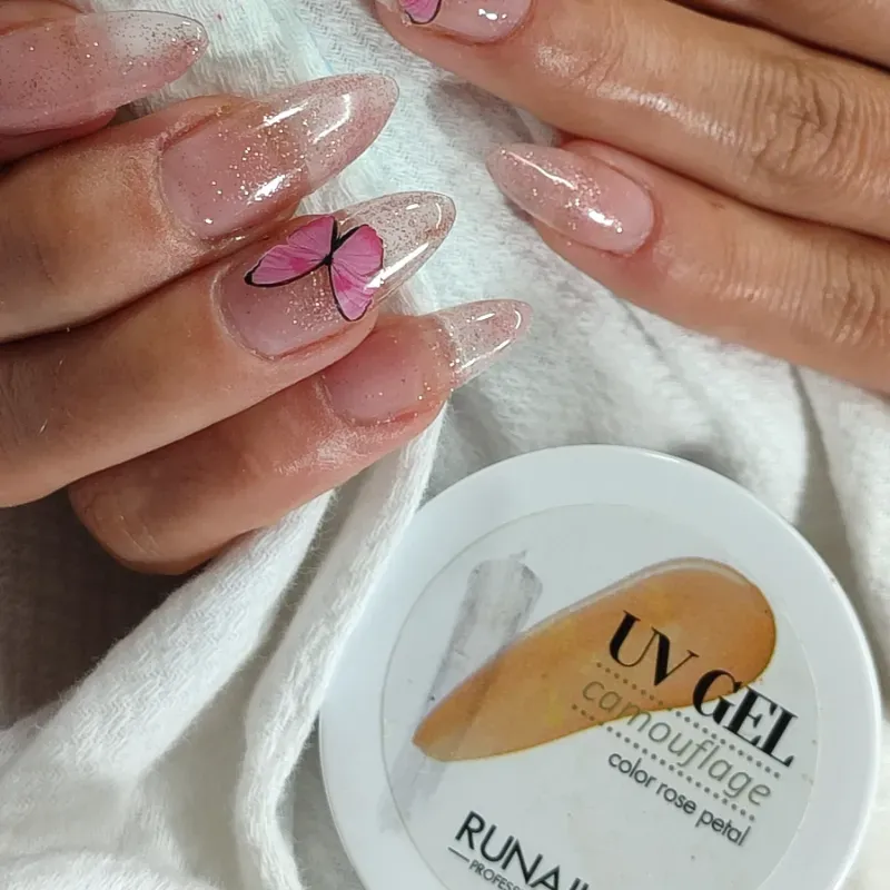 Capas de gel constructor o builder en uñas medianas