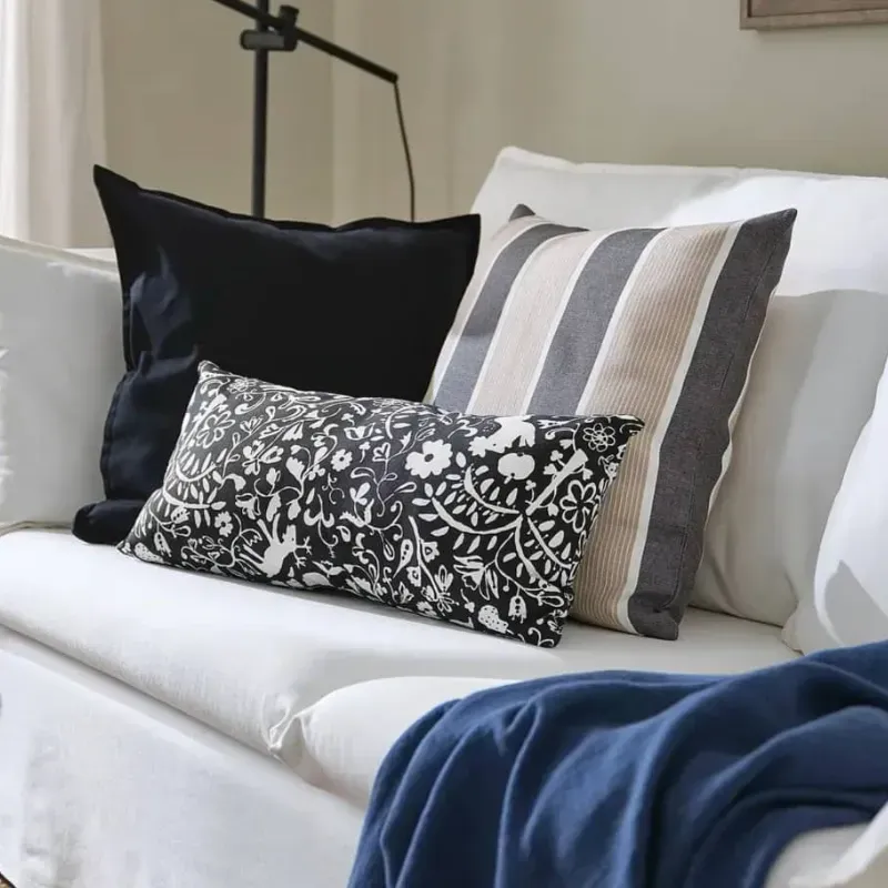 Cojín rectangular en blanco y negro