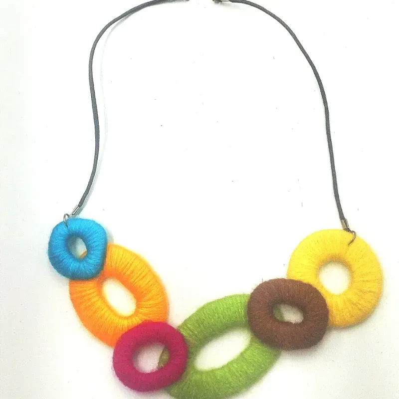 Collar de piezas geométricas multicolor