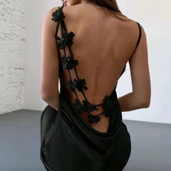 Vestido con flores en espalda