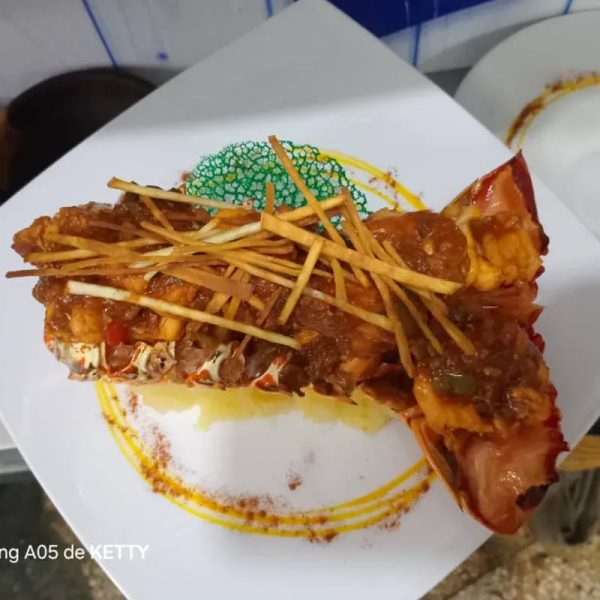 Langosta en salsa criolla media