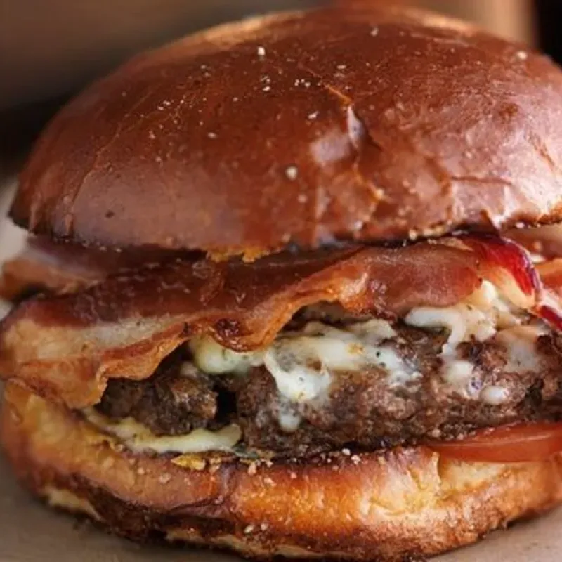 Hamburguesa con jamón, queso y bacón