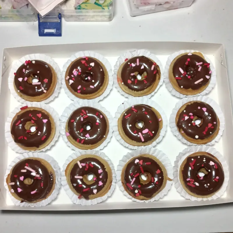 Minidonas con cobertura de chocolate y grajeas