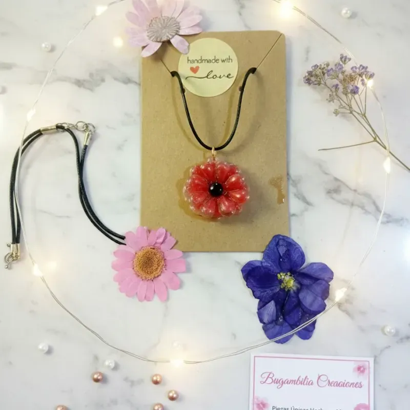 Collar rojo de flores hecho con resina
