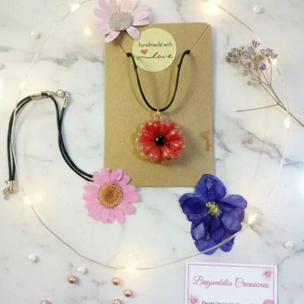 Collar rojo de flores hecho con resina