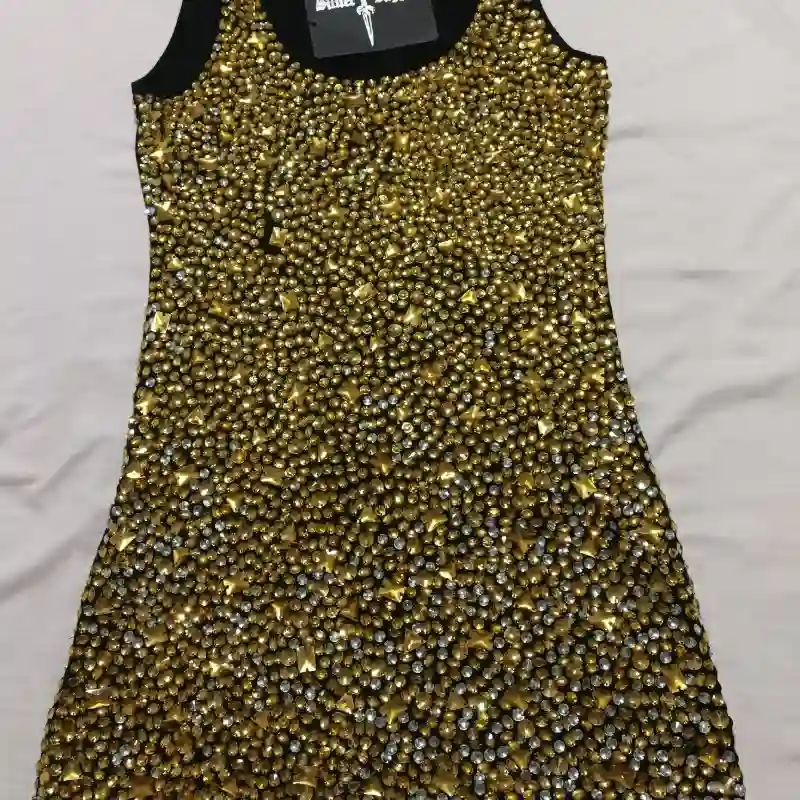 Vestido negro de piedras amarillas.