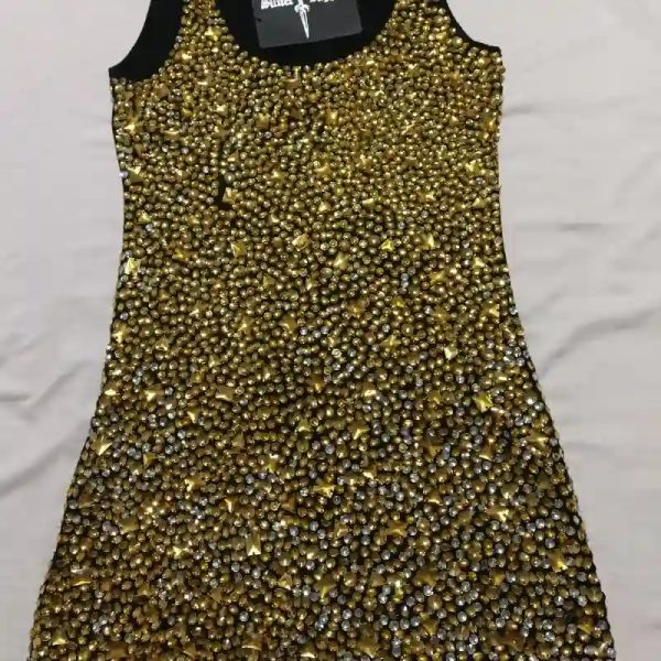 Vestido negro de piedras amarillas.