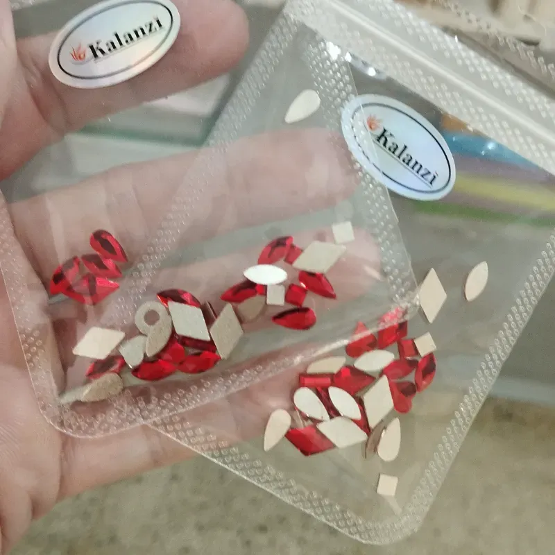 Paquete de piedras rojas