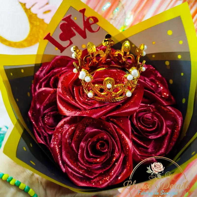 Ramo de 7 rosas eternas con corona y purpurina