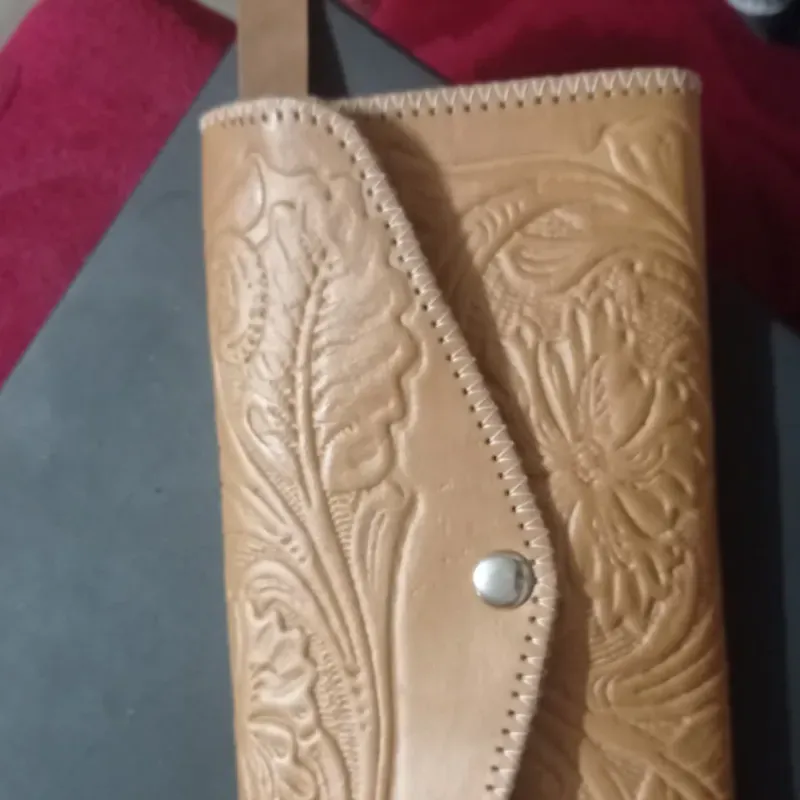 Monedero de piel repujado