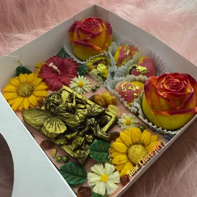 Caja de Regalo Especial con tableta, bombones y flores en 3D