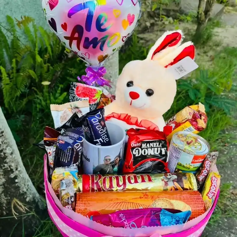 Caja y cesta de confituras y peluche