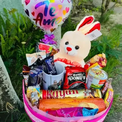 Caja y cesta de confituras y peluche