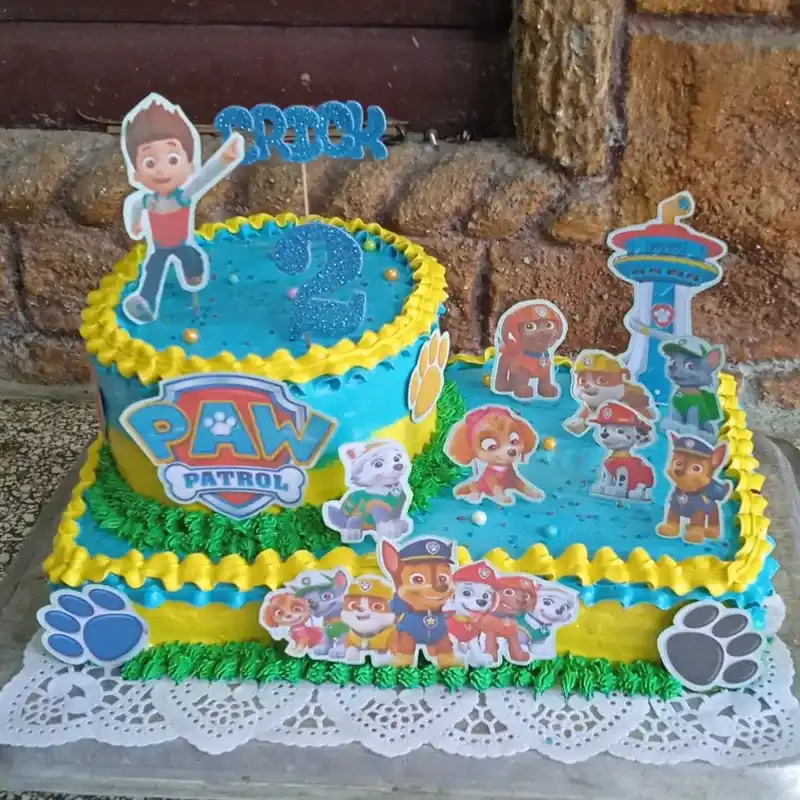 Rectangular abajo (más chico) y redondo arriba