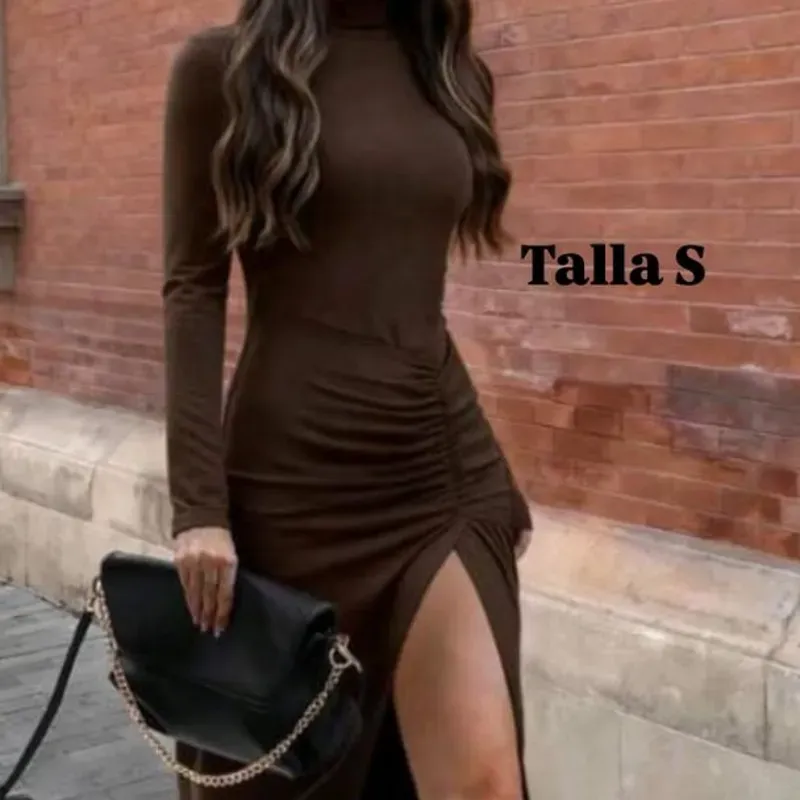 Vestido largo de mangas largas con abertura en la pierna