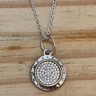 Cadena de logo dorado