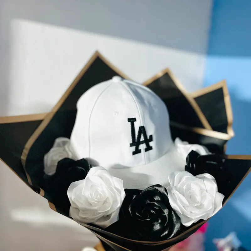  Ramo de Rosas Eternas con Gorra