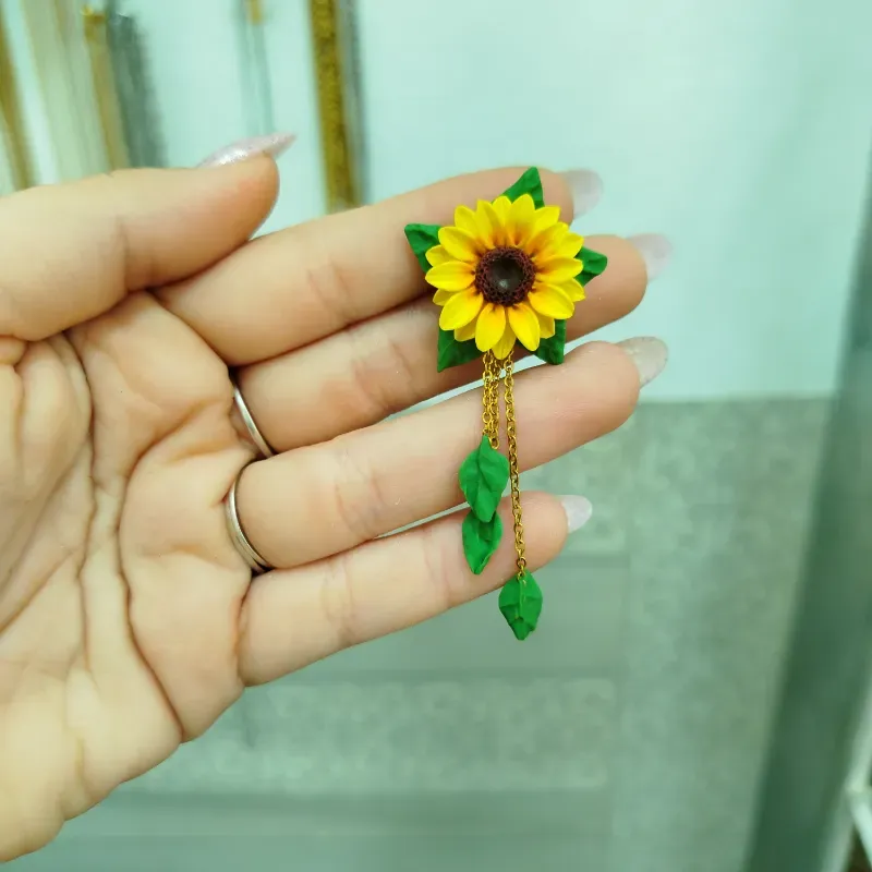 ✨Pin de Girasol con hojas✨