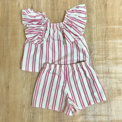 Conjunto con vuelos color rosado y blanco