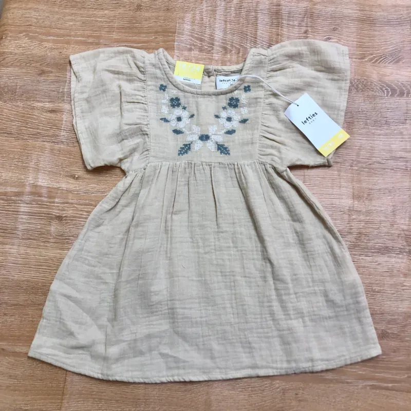 Vestido color beige con flores en el centro