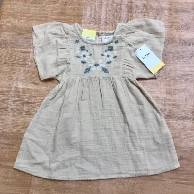 Vestido color beige con flores en el centro