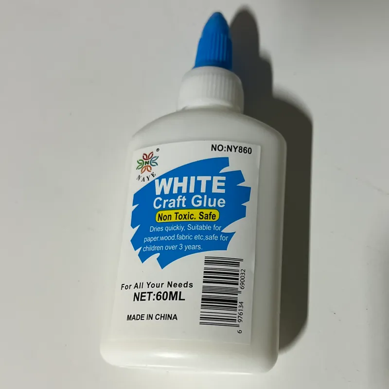 Cola blanca pequeña