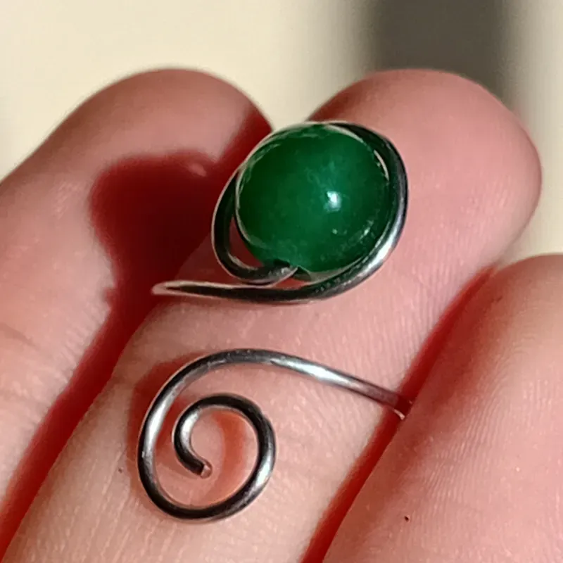 Anillo ajustable de cuenta y espiral