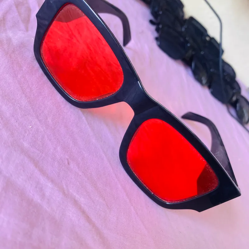 Gafas de sol de lentes color rojo