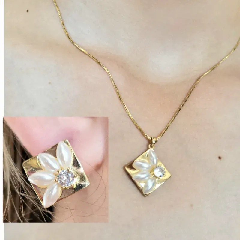 Set de cadena y aretes con perlas blancas