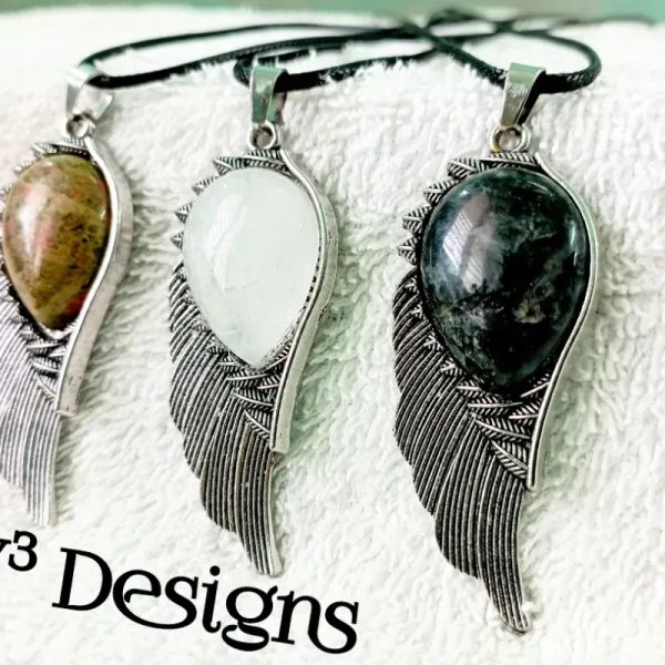 Collares con Dijes de Cuarzo en Forma de Alas