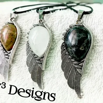Collares con Dijes de Cuarzo en Forma de Alas