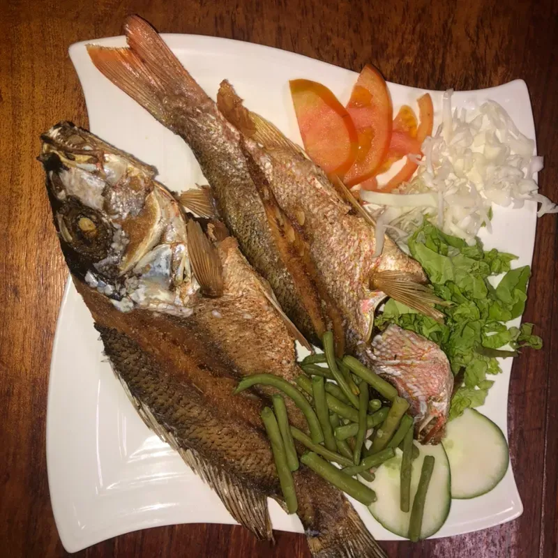 Pescado frito entero